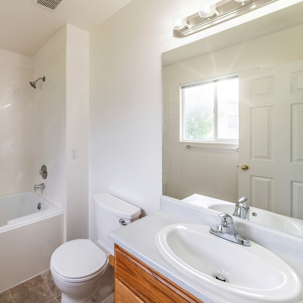 Square,Sun,Flare,Bathroom,Interior,With,Window,And,Shower,Tub