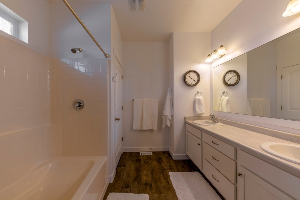 Bathroom,With,White,And,Wood,Tile,Flooring,Interior.,There,Is